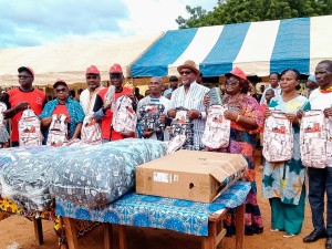 Côte d’Ivoire-AIP/ Des cadres de Botro offrent 450 kits scolaires et du matériel informatique dans le cadre de la rentrée scolaire